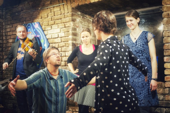 Foto z vystoupení improvizační skupiny Pod kobercem